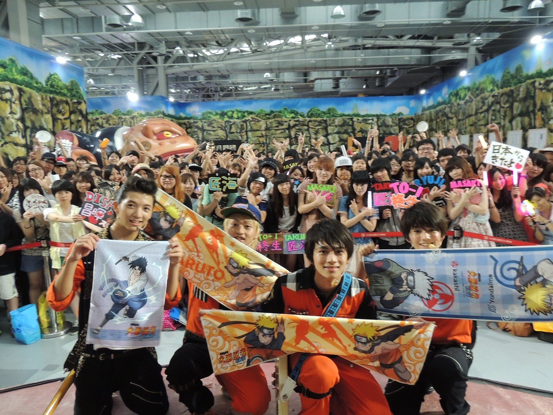 集まったファンと記念撮影をするDISH//。