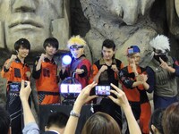 「NARUTO」の登場キャラクターと記念撮影するDISH//。