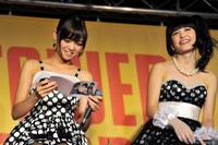 できあがったばかりのアルバム「Melody Palette」のジャケットを確認するKaede（写真左）。