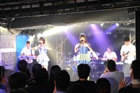 「風は吹くのか!? Vol.4 ～夢にまでみた東京は夜の七時」ステージの模様。