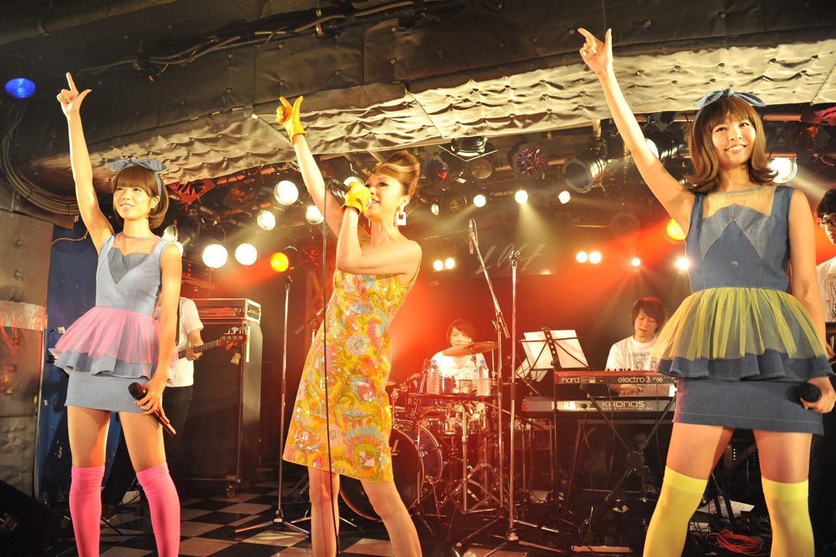 バニラビーンズ×野宮真貴「東京は夜の七時」セッションの模様。