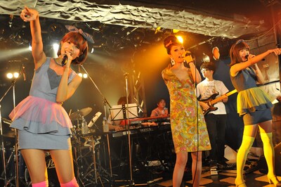 バニラビーンズ×野宮真貴「東京は夜の七時」セッションの模様。