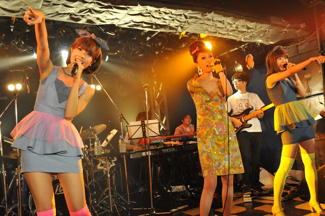 バニラビーンズ×野宮真貴「東京は夜の七時」セッションの模様。