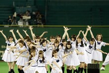 「ガールズルール」をパフォーマンスする乃木坂46。