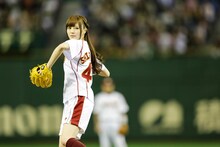 始球式に初挑戦した乃木坂46白石麻衣。
