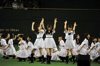 「ガールズルール」をパフォーマンスする乃木坂46。