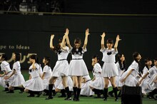 「ガールズルール」をパフォーマンスする乃木坂46。