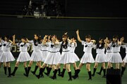 「ガールズルール」をパフォーマンスする乃木坂46。