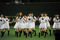 「ガールズルール」をパフォーマンスする乃木坂46。