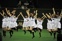 「ガールズルール」をパフォーマンスする乃木坂46。