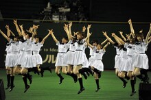 「ガールズルール」をパフォーマンスする乃木坂46。