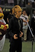 東京ドームで国歌斉唱をするマオ（シド）。