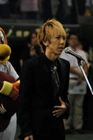 東京ドームで国歌斉唱をするマオ（シド）。