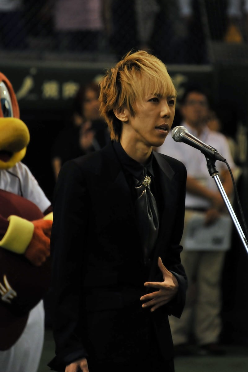 東京ドームで国歌斉唱をするマオ（シド）。