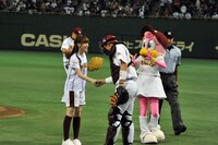 始球式を終えた白石麻衣。