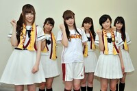 始球式終了後に行われたフォトセッションより。白石麻衣（中央）は涙を流しながら撮影に参加した。