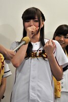 始球式の内容に納得がいかず、悔し涙を流す白石麻衣。