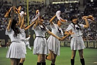 5回裏終了後に行われたパフォーマンスの様子。