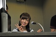 6回裏、スタジアムDJに挑戦する白石麻衣。