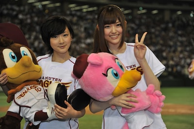 生駒里奈、松村沙友理（左から）