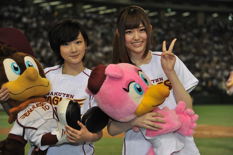 生駒里奈、松村沙友理（左から）