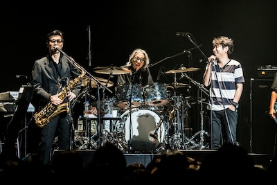 弟の尚之（写真左）と談笑するフミヤ（右）。（撮影：五十嵐絢也）