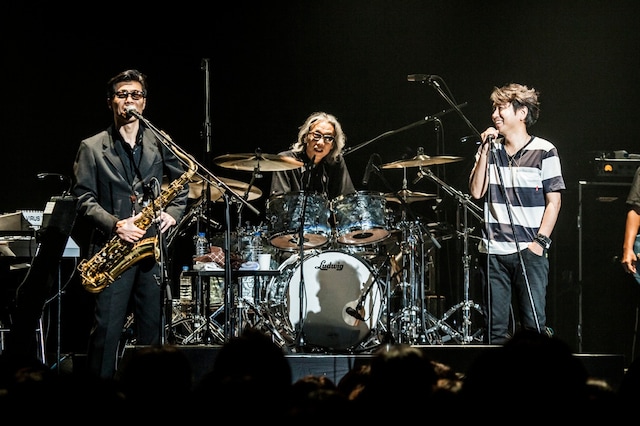 弟の尚之（写真左）と談笑するフミヤ（右）。（撮影：五十嵐絢也）