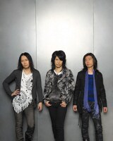 CANTA。写真左からMASAKI（B）、ルーク篁（Vo, G）、雷電湯澤（Dr）。