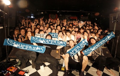 昨日7月8日に東京・下北沢SHELTERにて行われたライブ「NAMPAの日 ～終演後は自己責任で～」の様子。