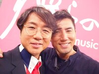 今週の人気の画像4位は「『僕らの音楽』で藤井フミヤ×浅井健一18年前コラボ曲実演」より、トーク収録後の藤井フミヤ（写真左）と本木雅弘（右）。