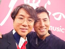 トーク収録後の藤井フミヤ（写真左）と本木雅弘（右）。