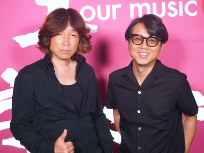 スタジオライブ収録後の浅井健一（写真左）と藤井フミヤ（右）。