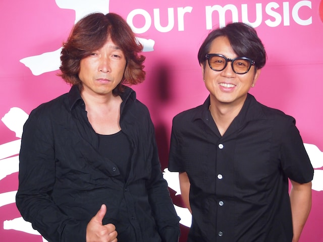 スタジオライブ収録後の浅井健一（写真左）と藤井フミヤ（右）。