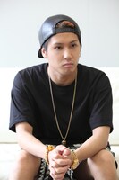 インタビューを受けるSHUN。