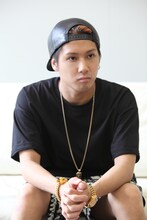 インタビューを受けるSHUN。