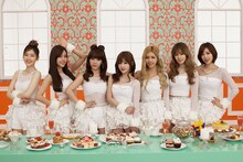 T-ARA。左端がアルム。