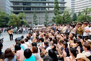 高橋優、オフィス街でニューアルバム収録曲を絶唱