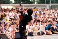 大手町サンケイビルメトロスクエア広場で行われた高橋優のフリーライブの様子。