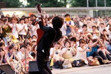 大手町サンケイビルメトロスクエア広場で行われた高橋優のフリーライブの様子。