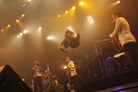 東京スカパラダイスオーケストラと細美武士（写真中央）。（Photo by Rickey Wang）