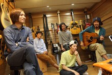 インタビュー中の99RadioService。