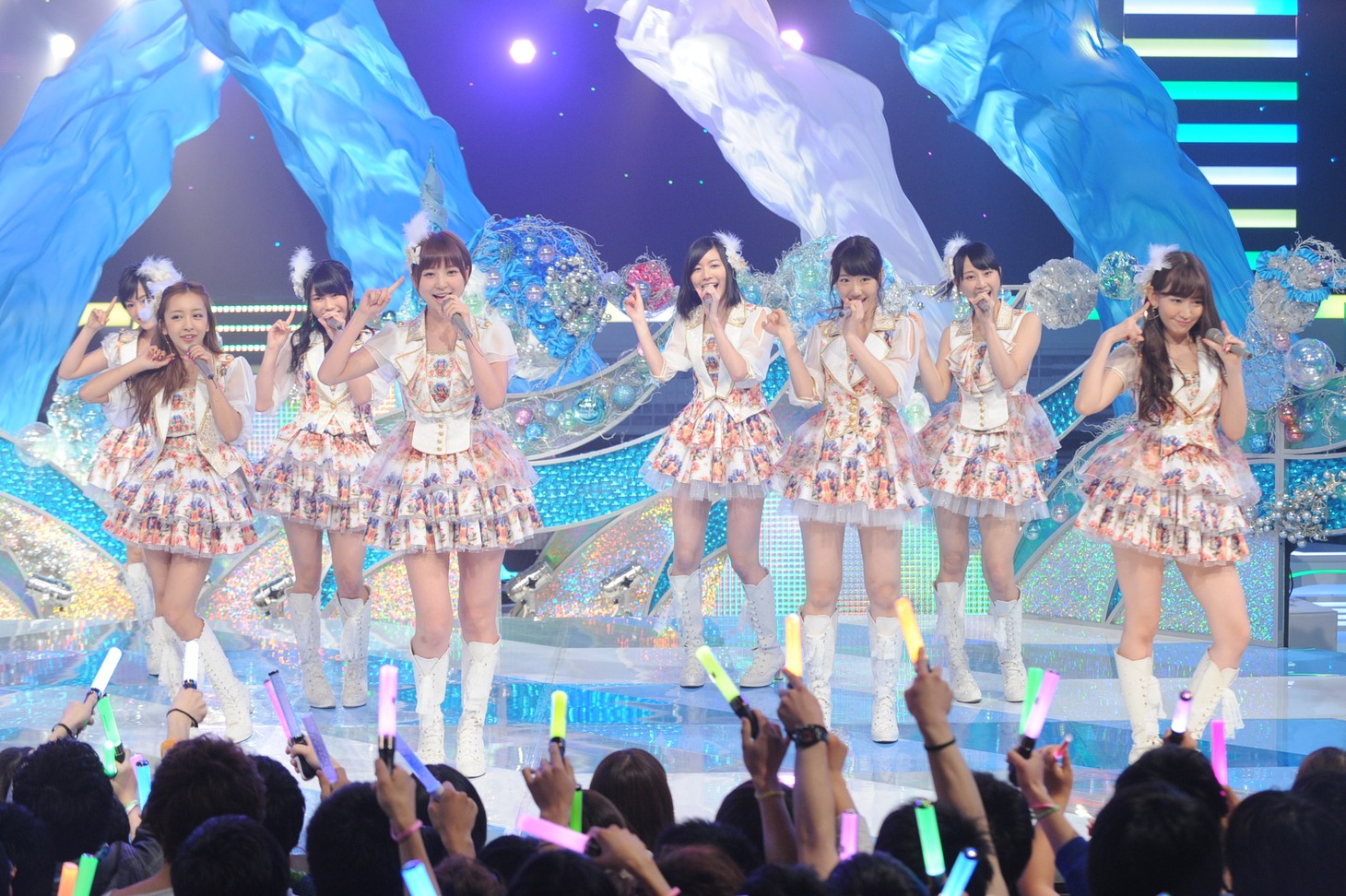 AKB48（2013年6月7日放送の「ミュージックステーション」より） (c)テレビ朝日