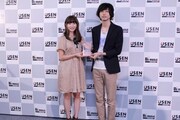 「2013上半期USEN HITランキング」表彰式に出席したSalley（写真右）。