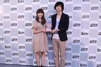 「2013上半期USEN HITランキング」表彰式に出席したSalley（写真右）。