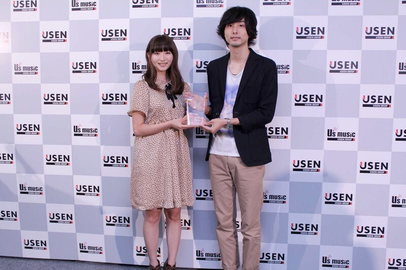「2013上半期USEN HITランキング」表彰式に出席したSalley（写真右）。