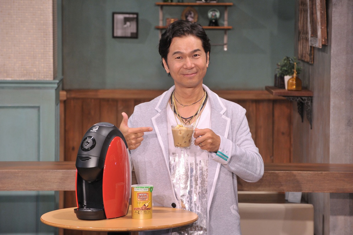 「ネスカフェ×ドリカムスペシャル“MADE OF GOLD”」を手にニッコリ笑顔の中村正人。