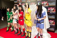 1幕終了後に行われた囲み取材の様子。