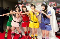 1幕終了後に行われた囲み取材の様子。