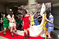 等身大パネルをお披露目するももいろクローバーZ。