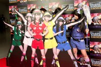 ももクロが実際にパネルの横に並ぶも、実は等身大ではなく“ほぼ”等身大パネルだったことが発覚。